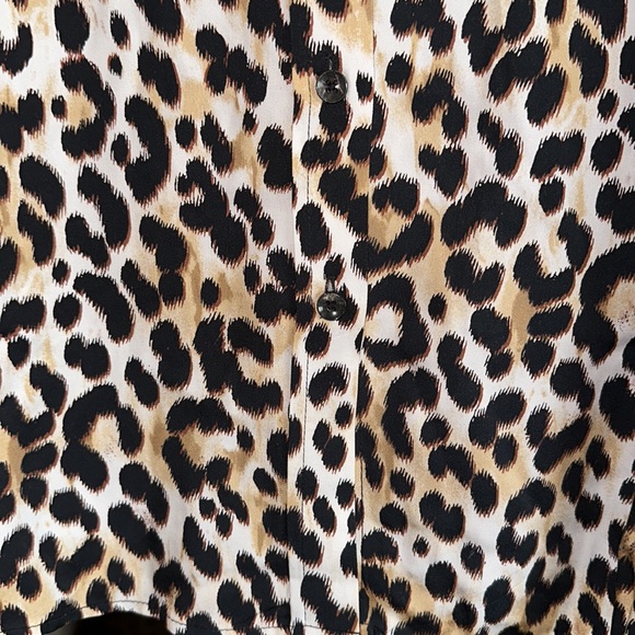 🐆 EUC Chicos button-up cheetah print blouse. - Picture 10 of 11